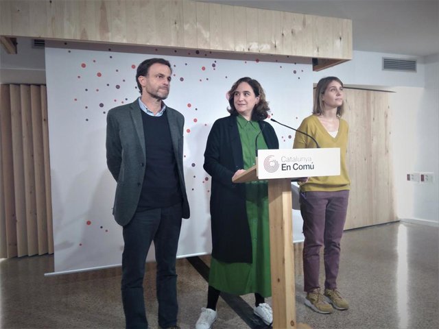 Jaume Asens, Ada Colau y Jéssica Albiach (ECP) en rueda de prensa tras presentarse el programa de gobierno de coalición PSOE-Podemos, en Barcelona, el 30 de diciembre de 2019.
