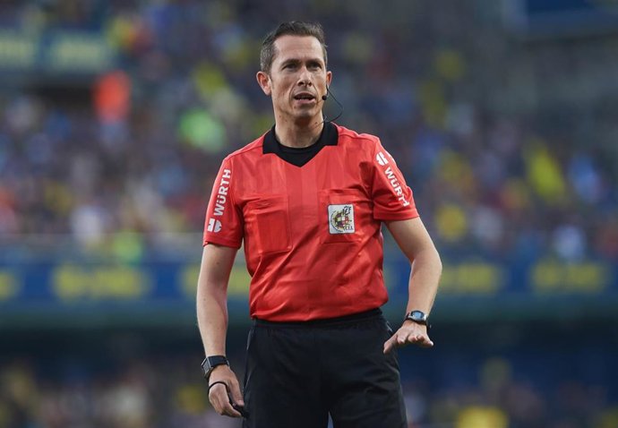 The referee of the match, Gonzalez Gonzalez during the La Liga match between Villarreal and Rayo Vallecano at Estadio de la Ceramica on March 17, 2019 in Vila-real Spain.