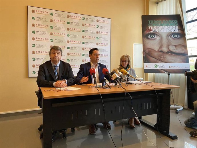 Luis Morcillo, director de la Oficina Municipal de Atención al Consumidor de Burgos, Daniel de la Rosa, alcalde de Burgos, y Dolores Ovejero, concejal de Comercio y Consumo del Ayuntamiento de Burgos.