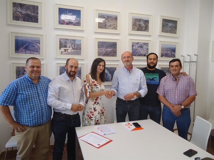 Una imagen de archivo del acuerdo de gobierno alcanzado entre PSOE y CS en Alcaucín