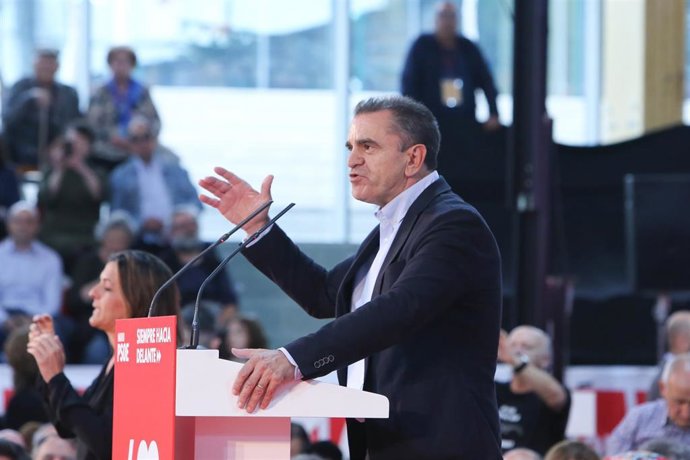 El Secretario General del Partido Socialista de Madrid, Jose Manuel Franco, interviene en el mitin del PSOE celebrado en Alcalá de Henares