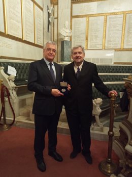 El profesor Moschos Morfakidis y el embajador de Grecia en España, Ioannis Tzovas, junto a la medalla concedida al centro