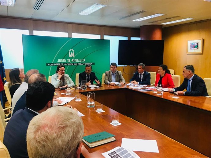 Reunión entre el consejero de Hacienda y la Junta Directiva de Aminer en una imagen de archivo de 2019