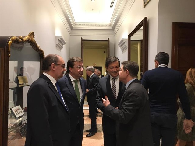 Los presidentes de Aragón, Francisco Javier Lambán; Extremadura, Guillermo Fernández Vara; y Castilla la Mancha, Emiliano García-Page, con el expresidente asturiano Javier Fernández .