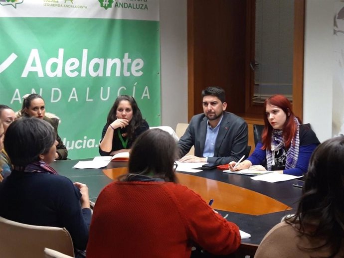 Los diputados de Adelante Andalucía, Luz Marina Dorado e Ismael Sánchez, reunidos con representantes del AMPA del CEIP Reina Sofía de Morón de la Frontera (Sevilla)