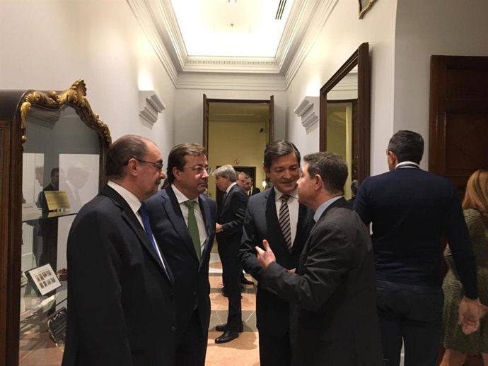 Los presidentes de Aragón, Francisco Javier Lambán; Extremadura, Guillermo Fernández Vara; y Castilla la Mancha, Emiliano García-Page, con el expresidente asturiano Javier Fernández .