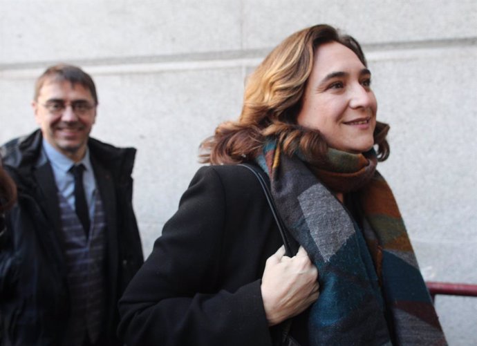 El politleg i cofundador de Podem, Juan Carlos Monedero i l'alcaldessa de Barcelona, Ada Colau, arriben al Congrés dels Diputats abans de la segona votació per investir el candidat socialista a la Presidncia del Govern central.