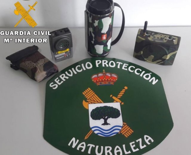 La Guardia Civil sorprende a dos cazadores utilizando reclamos electrónicos para la caza de zorzales en el término municipal de Letur.