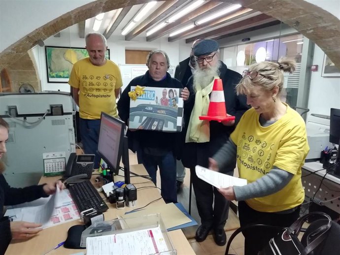 Miembros de la Plataforma Antiautopista presentan el regalo que los Reyes Magos han dejado al Govern