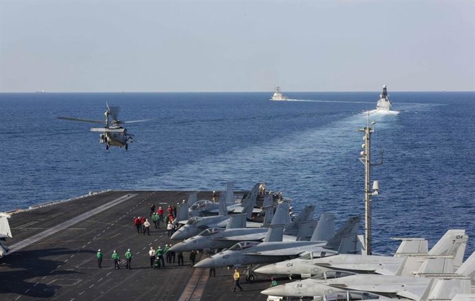El 'USS Abraham Lincoln' en el estrecho de Ormuz