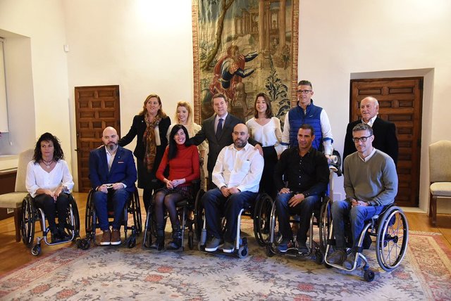 Emiliano García-Page y Rosa Ana Rodríguez con el equipo de rugby en silla de ruedas Carpetanos Quad Toledo.
