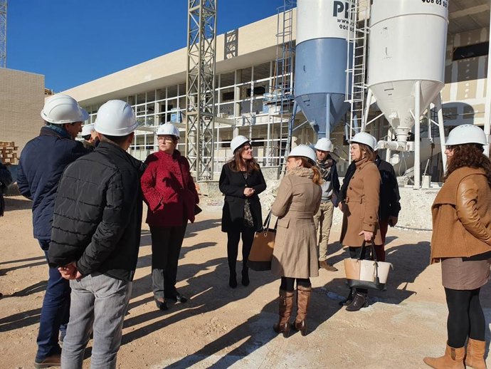 La consejera de Educación y Cultura, Esperanza Moreno, ha visitado las obras del nuevo colegio Príncipe Felipe de Jumilla