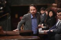 Los diputados del PSOE, puestos en pie para ovacionar a Iglesias al subir a la tribuna
