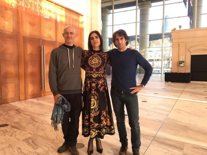 Raphalle Pérez  junto al director, Carles Fernández, y al escenógrafo, Eugenio Szwarcer.