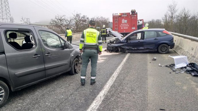 Agentes de la Guardia Civil atienden un accidente de tráfico en la N-121