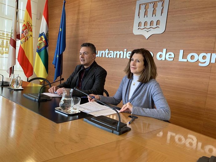 El portavoz del Grupo Popular en el Ayuntamiento de Logroño, Conrado Escobar, junto con la concejala Mar San Martín han criticado que aún no haya un presupuesto para 2020