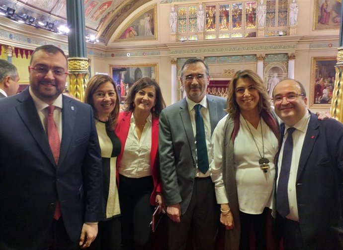 Adrián Barbón, a la izquierda, con otros líderes socialistas