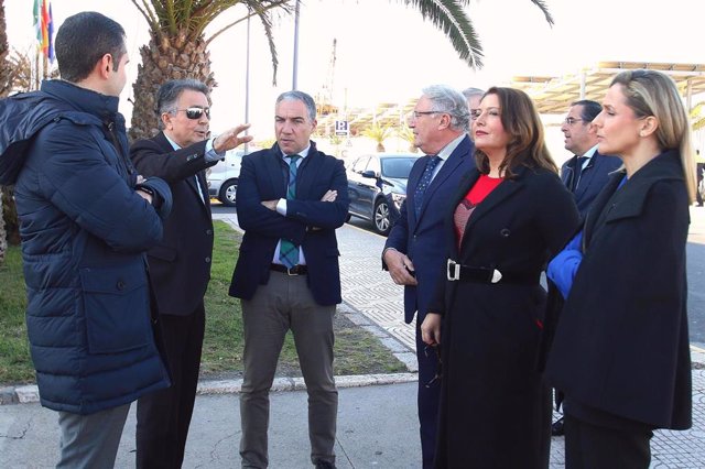 El consejero de Presidencia, Administración Pública e Interior, Elías Bendodo (c) durante la visita a el Puerto de Almería