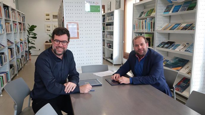 El conseller de Medio Ambiente y Territorio, Miquel Mir, y el teniente de alcalde de Cultura y Bienestar Social, Antoni Noguera, en la firma de la renovación del convenio de gestión de la Petrolera del Molinar