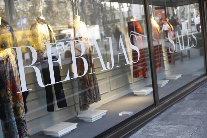 Escaparate de un centro comercial de Madrid en período de rebajas. 