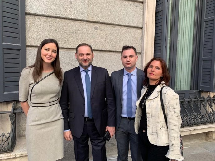 Los diputados leoneses del PSOE Andrea Fernández y Javier Cendón junto al ministro de Fomento en funciones, José Luis Ábalos.