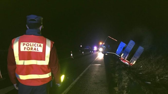 La Policía Foral, en el lugar del accidente de un tractocamión en la N-121-A en Almandotz.