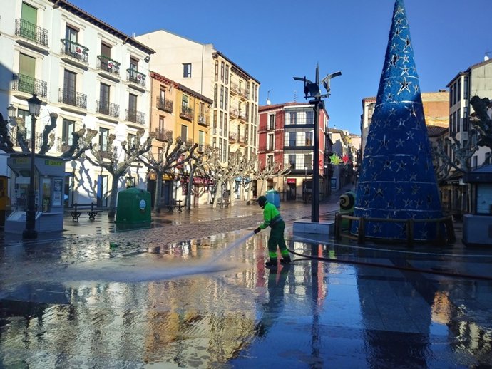 Limpieza de la plaza Herradores de Soria el 1 de enero de 2020.
