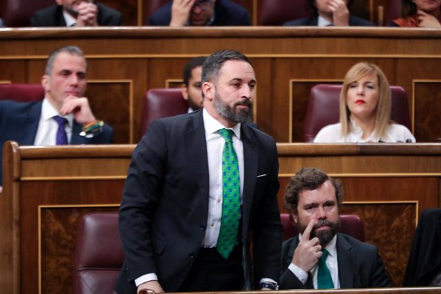 El presidente de VOX en el Congreso de los Diputados, Santiago Abascal, vota durante la segunda sesión del debate de investidura del candidato socialista a la Presidencia de Gobierno en la XIV Legislatura en Madrid (España), a 5 de enero de 2020.
