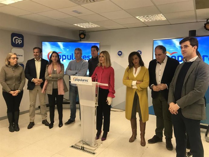 La secretaria general del PP Aragón, Mar Vaquero, con varios diputados autonómicos.