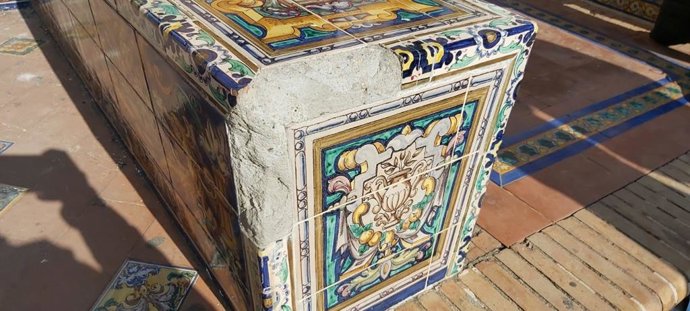 Desperfectos en un banco de la Plaza de España