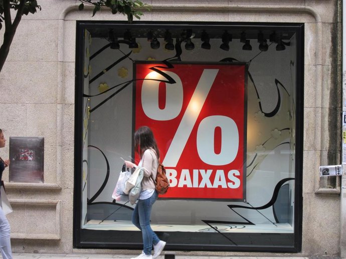 Exterior de un escaparate con rebajas