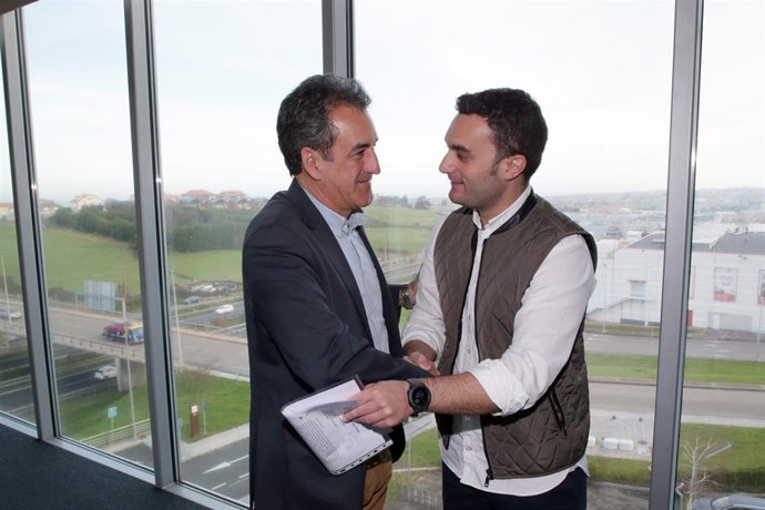 El consejero de Innovación, Industria, Transporte y Comercio, Francisco Martín, recibe al alcalde de Ribamontán al Monte, Joaquín Arco