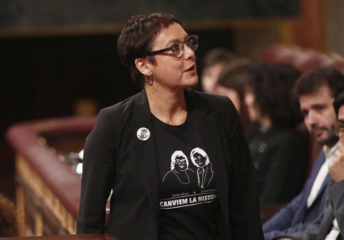 La diputada del ERC y hermana de la presa del Procés, Dolors Bassa, Montserrat Bassa, sube a la tribuna del Congreso para intervenir en la segunda sesión de votación para la investidura del candidato socialista a la Presidencia del Gobierno, en Madrid 