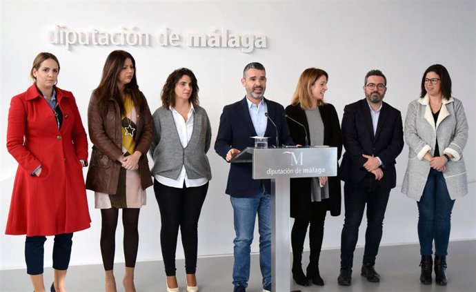 Bernal con diputados de grupo socialista en rueda de prensa