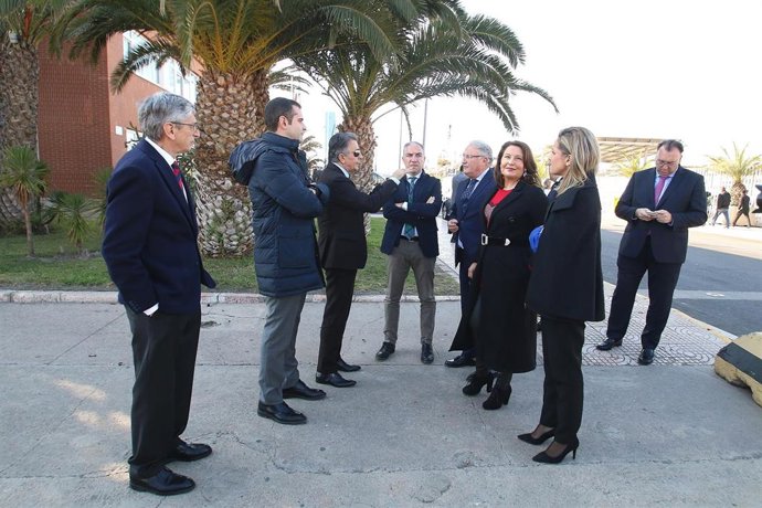 El consejero de Presidencia, Administración Pública e Interior, Elías Bendodo (c) durante la visita a el Puerto de Almería