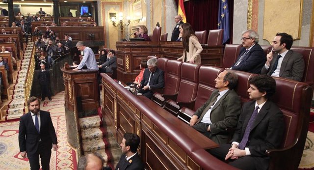 El secretario cuarto del Congreso, Adolfo Suárez Illana (PP), le da la espalda al diputado de EH Bildu en el Congreso, Oskar Matute