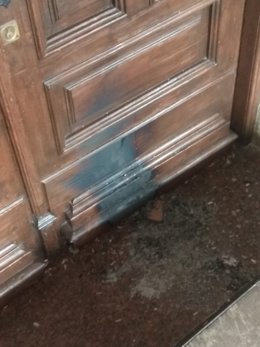 Daños por fuego originadas en la puerta del Ayuntamiento de Miranda de Ebro (Burgos).