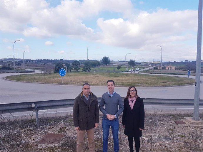El portavoz del PP, en el Consell de Mallorca, Lloren Galmés, en el centro, ha anunciado una moción para que se arreglen las  carreteras Santa Margalida-Llubí y Muro-Santa Margalida.