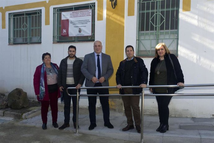 Antonio Ruiz (centro) visita una de las actuaciones realizadas en Peñarroya-Pueblonuevo