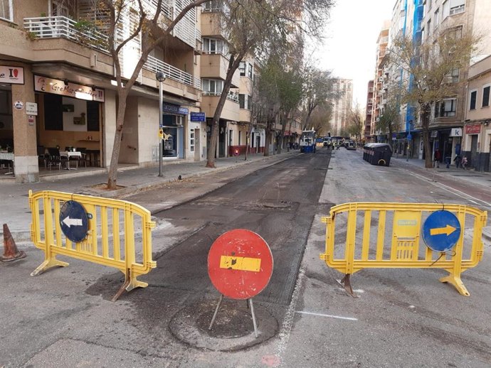 Inicio de la renovación de las aceras de Pare Bartomeu Pou.
