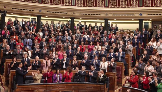 La bancada socialista y la de Unidas Podemos, se pone en pie y aplaude al presidente del Gobierno en funciones, Pedro Sánchez 