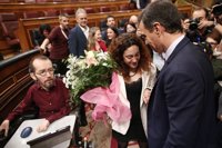 Aplausos y flores de Podemos para Aina Vidal, presente en el Congreso tras contar que padece cáncer