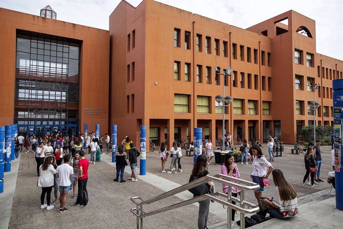 Estudiantes en una facultad de la Universidad de Cantabria.