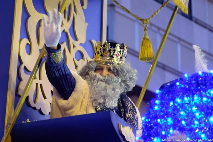 El rey Melchor saludando desde su carroza en la Cabalgada de Reyes Magos