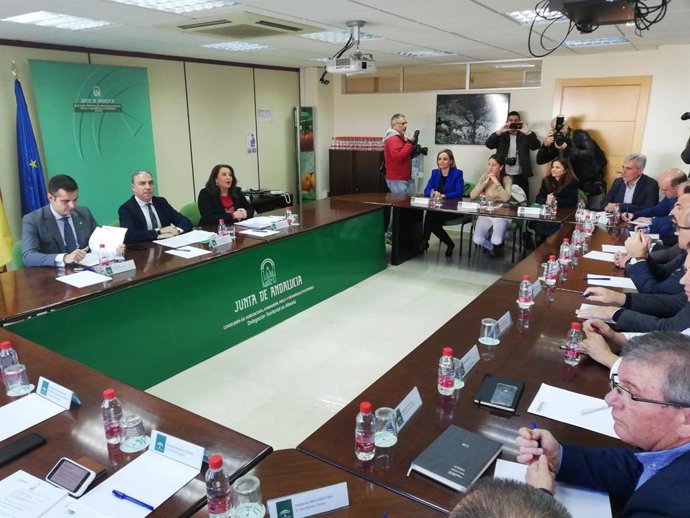 La Junta se reúne con empresarios del sector hortofrutícola de Almería