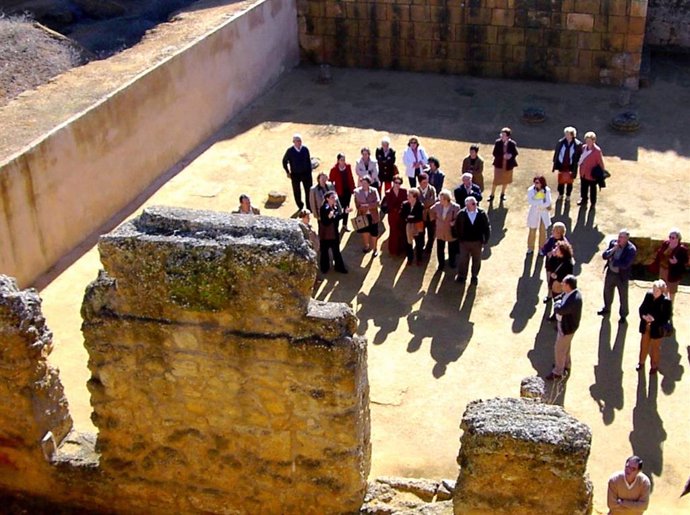 Turistas en la Necrópolis romana de Carmona