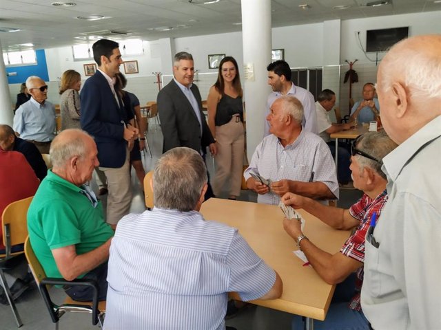 Visita del delegado Antonio Sutil a un centro de mayores