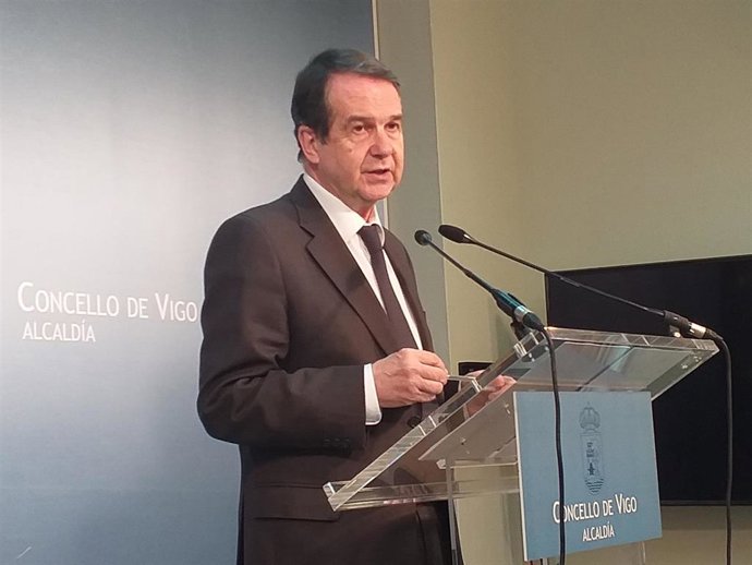 Abel Caballero, alcalde de Vigo y presidente de la FEMP, en una rueda de prensa en el Ayuntamiento.