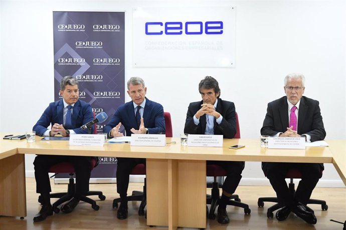 El director general de Cejuego, Alejandro Landaluce, junto a miembros del Comité Ejecutivo la organización empresaria.