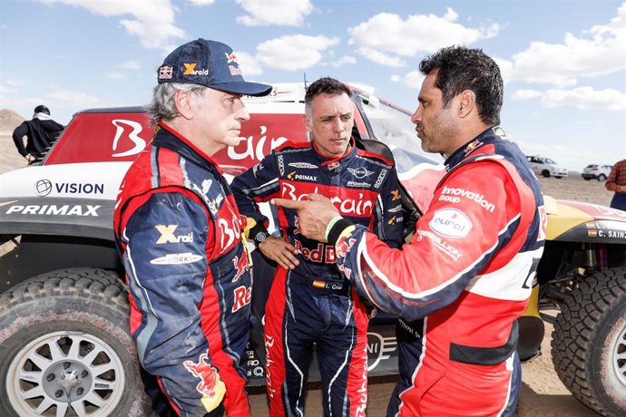 Carlos Sainz habla con Nasser  Al-Attiyah